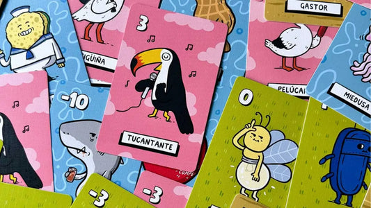 Portada del blog: tarjetas del juego de mesa Coleccionista de Bichos Raros, ilustradas por Ingesman, con criaturas excéntricas y humor para jugadores de 2 a 5 personas, juego de mesa chileno