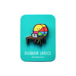 Pin Diseñador Gráfico Ingesman en su packaging original sobre fondo claro