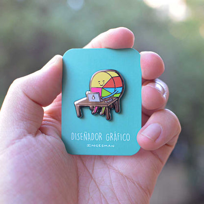 Pin creativo Ingesman, diseño humorístico mostrado en mano para ver su escala