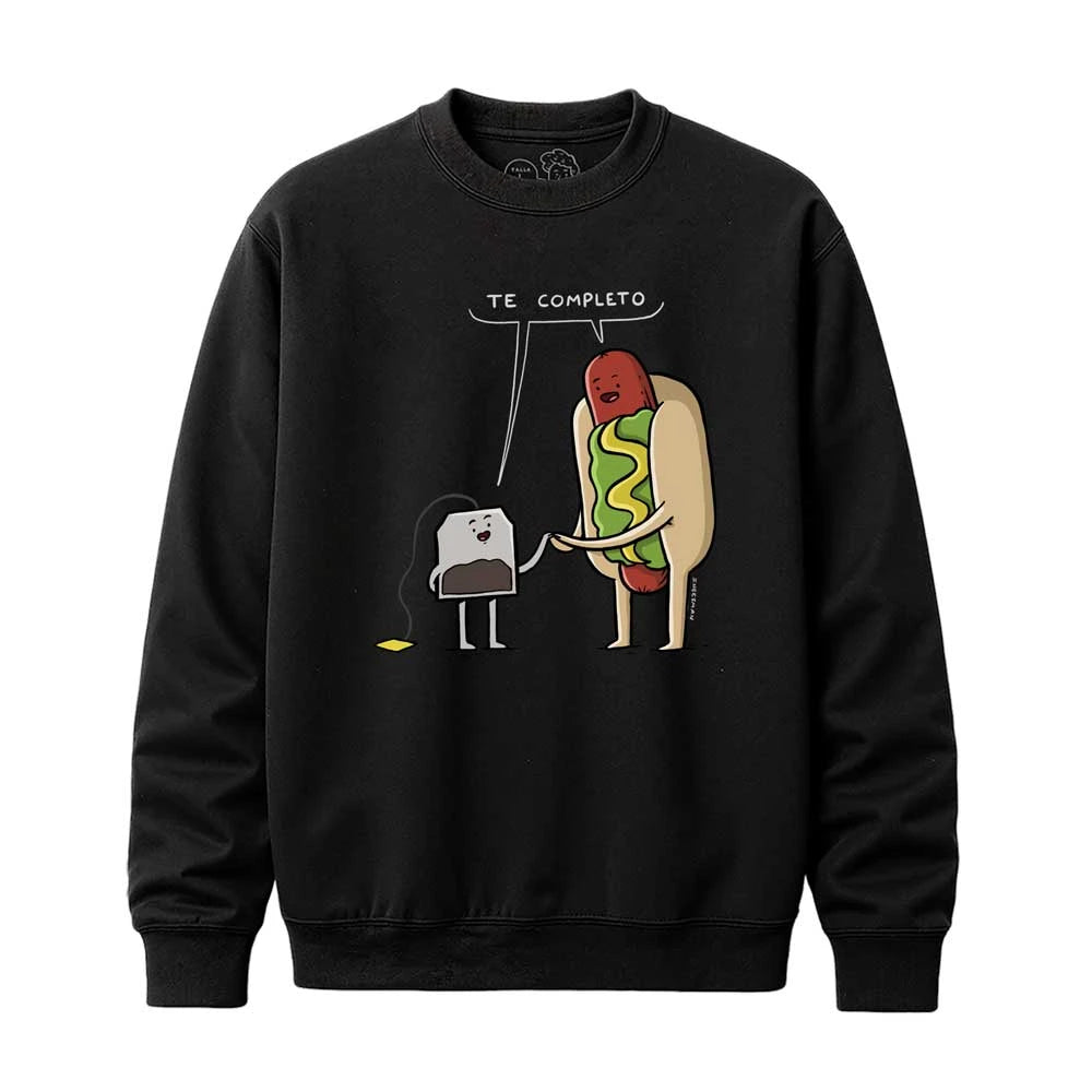 Vista frontal del poleron negro Te Completo, estampado de un hot dog y una bolsita de té