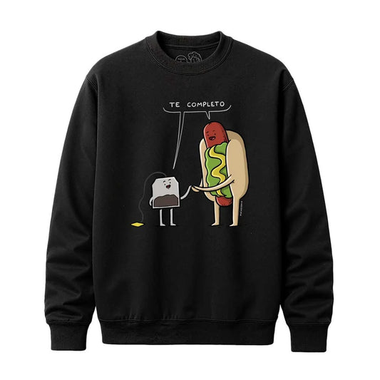 Vista frontal del poleron negro Te Completo, estampado de un hot dog y una bolsita de té